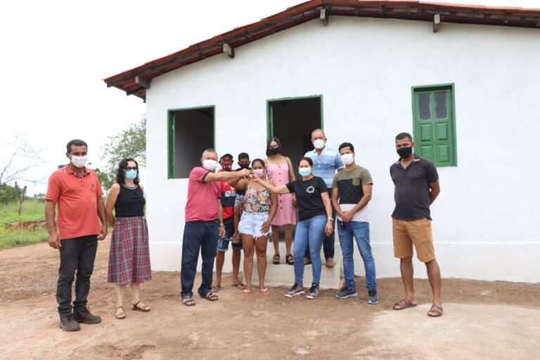 Prefeitura entrega casa nova à família necessitada.